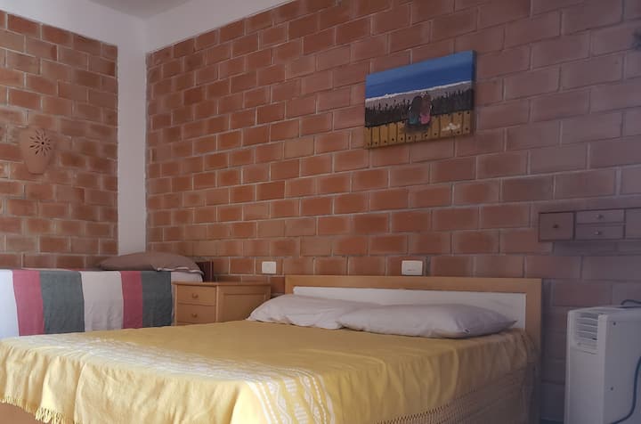 סוויטת ירח: 01 מיטה זוגית סטנדרטית, 01 מיטת יחיד, עם מיזוג אוויר נייד וגישה עצמאית 