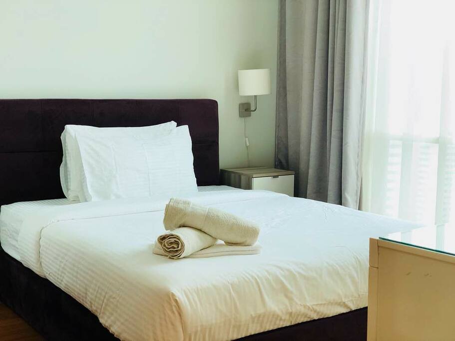 queen size bedroom =)