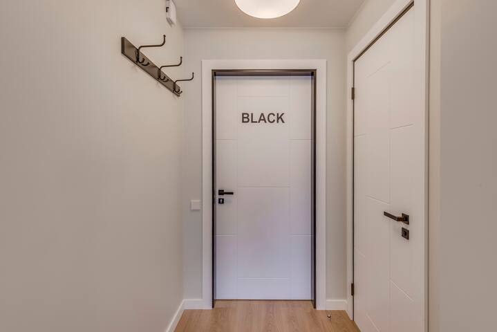 Rare in the heart of Old Town – BLACK & WHITE gallery image 2