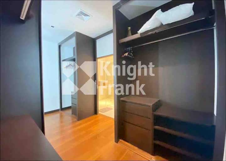 Shëtitje e bollshme në gardërobë në dhomën kryesore të gjumit 