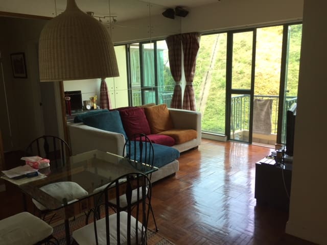Great Location, walk to shops/ferry