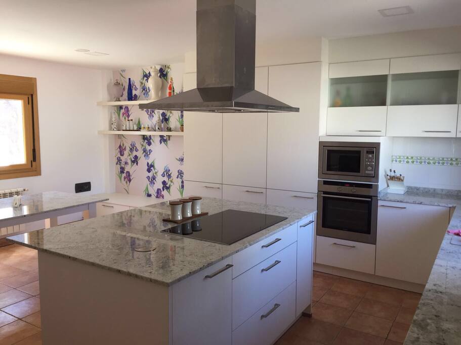 Cocina con isla y barra