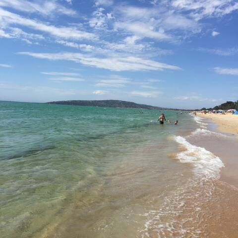 Barefoot Beach stays-Aquawaters 50m walk to Beach gallery image 4