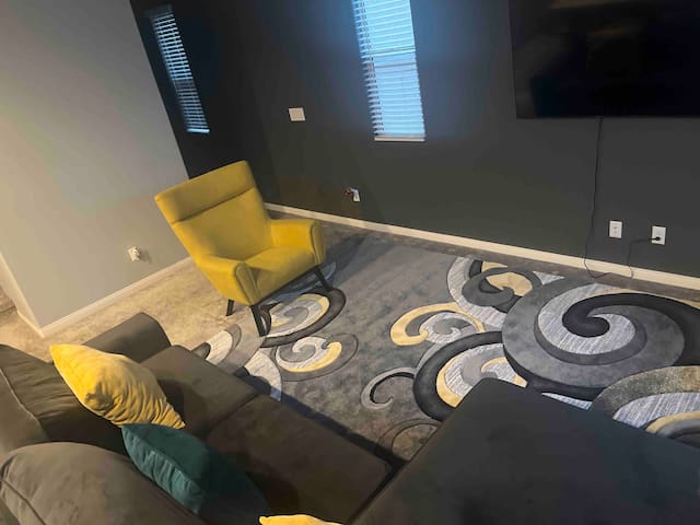 Mountain View Master Balcony gallery image 2