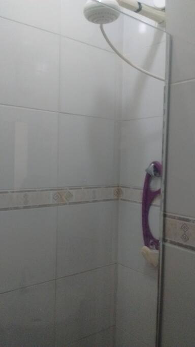 Chuveiro com água quente