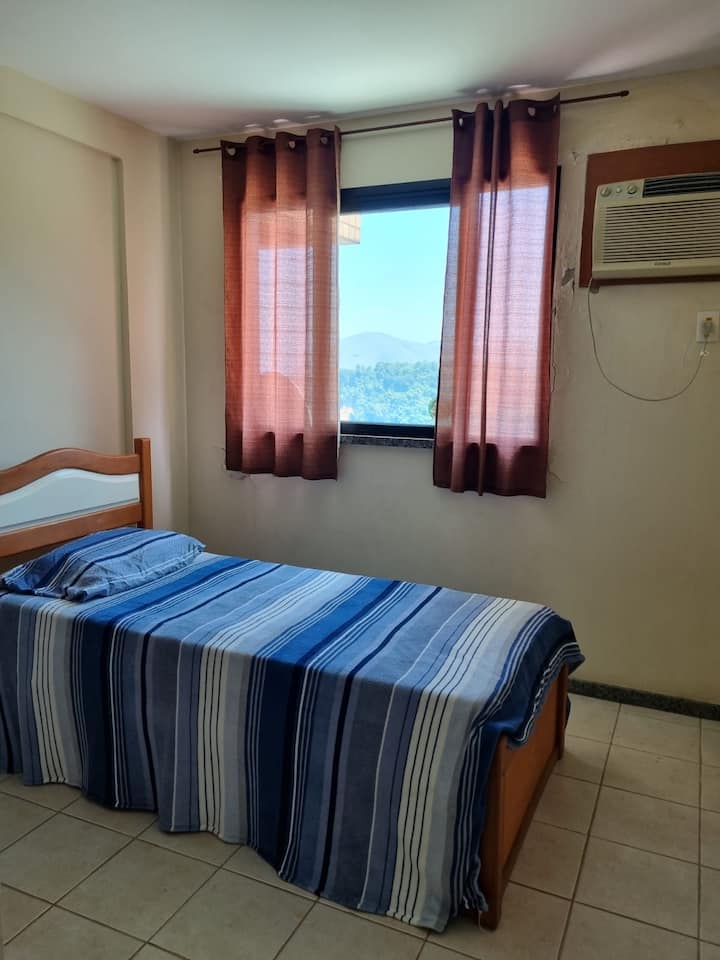 Udobna spavaća soba s klima-uređajem.