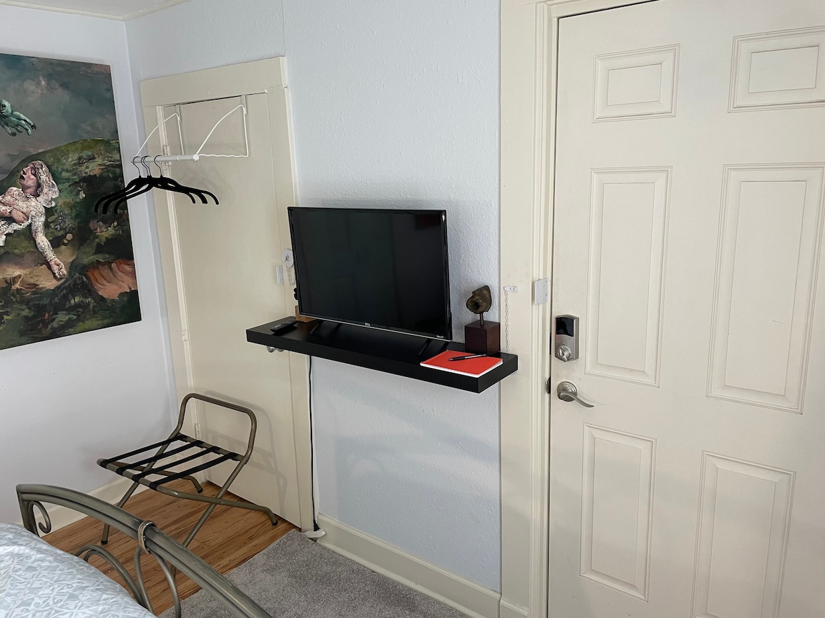 Private Entry & Bath - Great Location