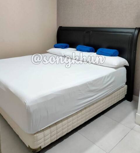 10 Guests, 4 large rooms, KM in @ Regentown A1
