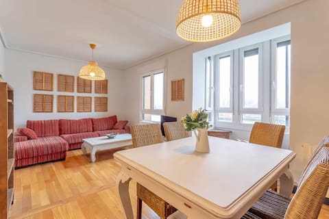Apartment in front of Bilbao River, next to metro