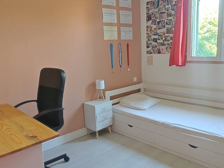 غرفة نوم بسرير واحد، قابلة للتحويل إلى سرير مزدوج. 