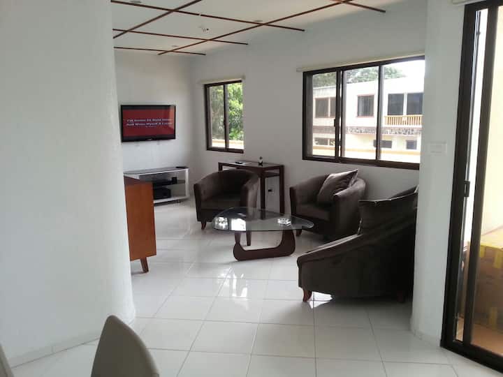 Enorme sala con televisión inteligente y caja de televisión con todos los canales internacionales. Bonitos sofás