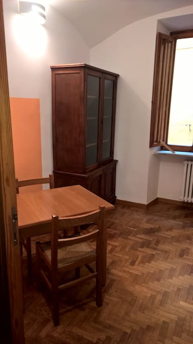 Cucina con tavolo estensibile come scrivania