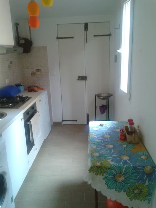 Cucina provvista anche di lavatrice,angolo cottura e spazio pranzo/cena
