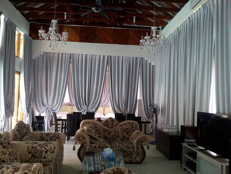 A look of the common area and the bedding area from one end