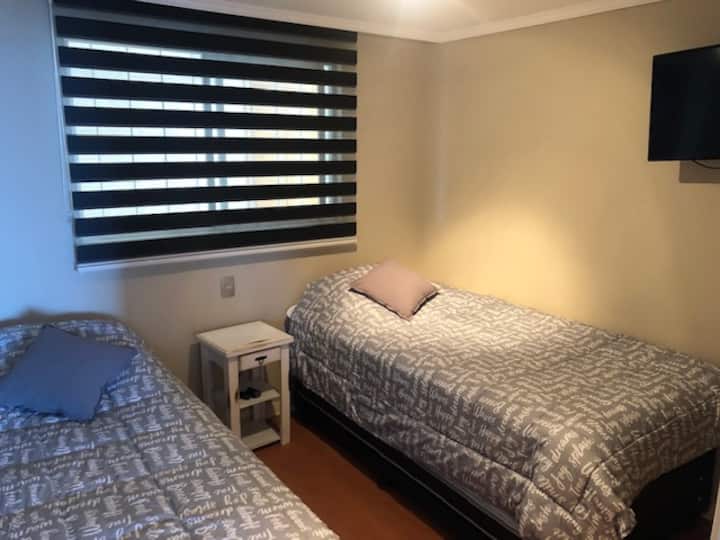 Todos los dormitorios tienen TV.