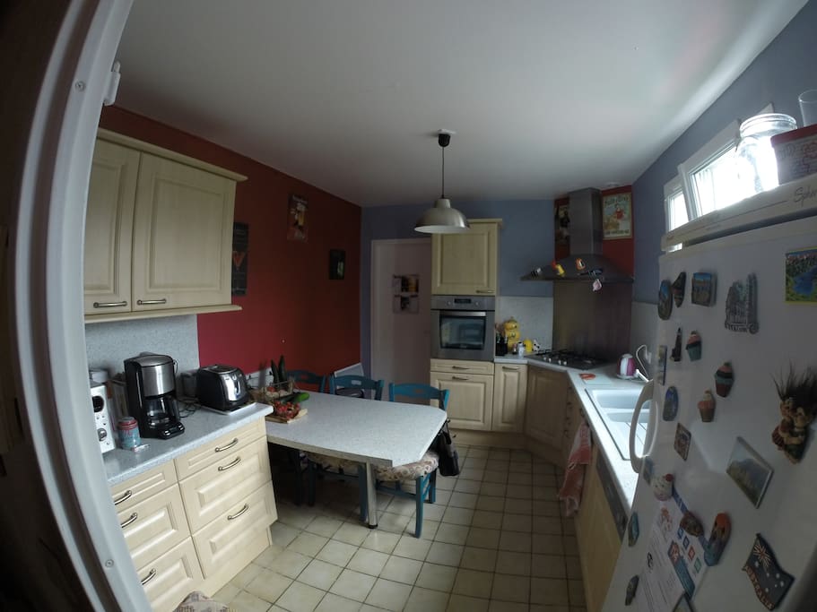 La cuisine equipée (four, lave vaisselle, frigo, micro ondes, cafetière, grille pain)