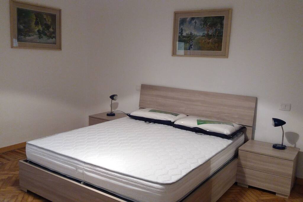 Camera da letto matrimoniale con materasso e cuscini in lattice con parquet in rovere il tutto nuovo aria condizionata calda e fredda