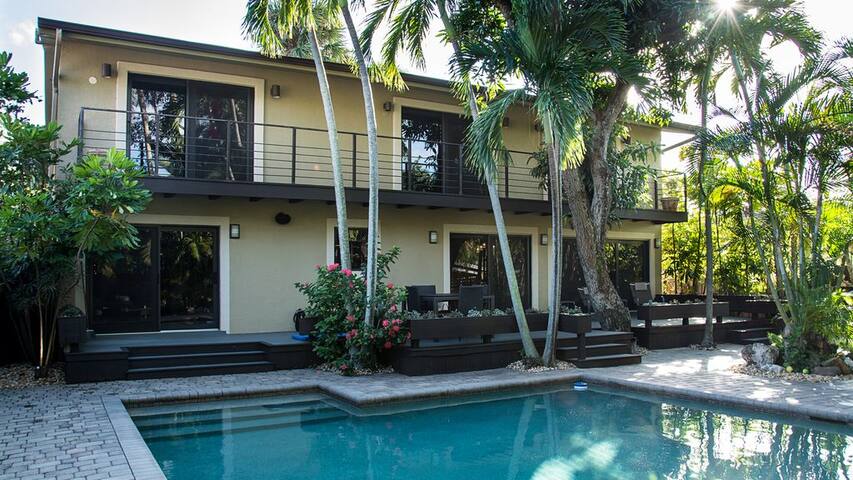 Modern Two Story Lush Paradise w/ private Pool gallery image 3