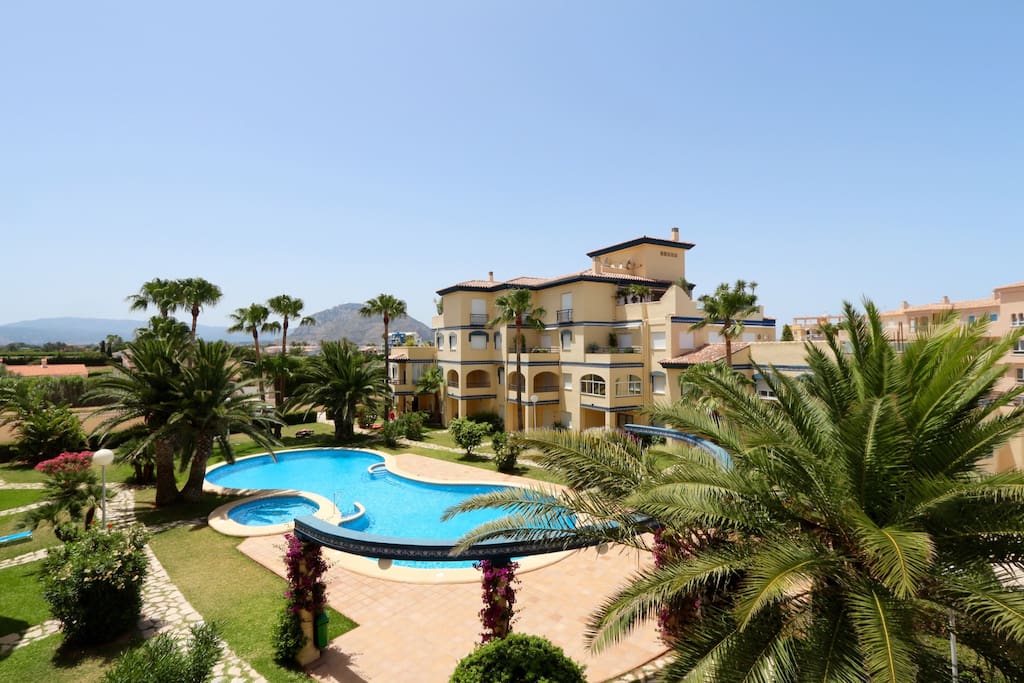 Seaside apartment in a residential complex with a large swimming pool on the second line of the sea.