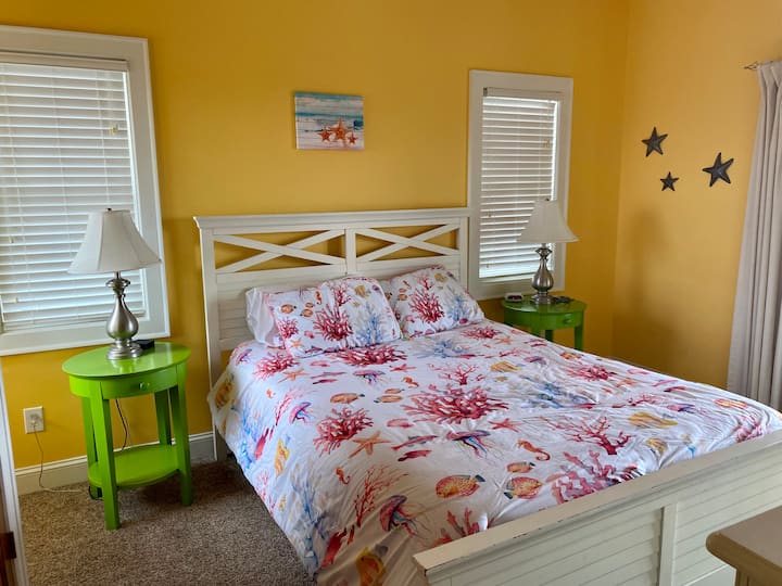 2nd floor bedroom level.  Queen master with en suite - Starfish room.