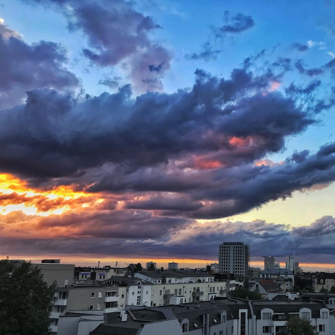Blick vom Balkon über den Münchner Norden bei Abenddämmerung