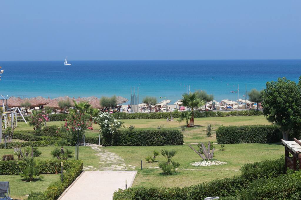 Vista mare dal balcone della camera da letto