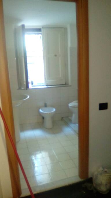Il bagno é un spazioso
