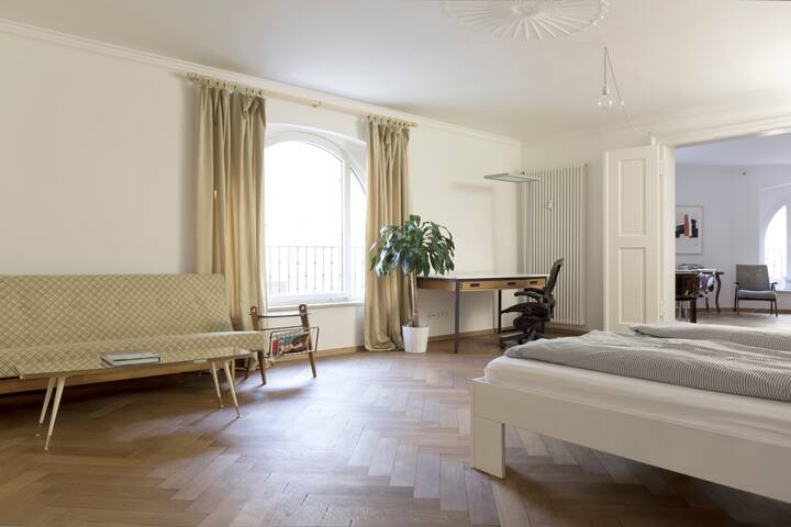 The Consulate/ Huge apt ideal for groups! gallery image 4