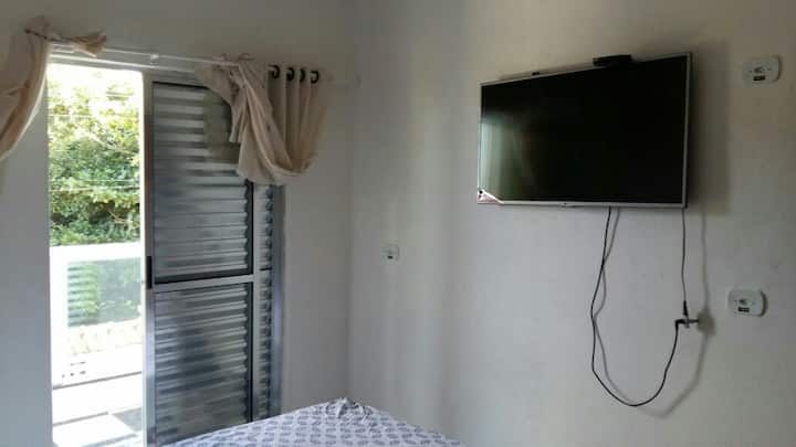 Izba s inteligentnou LED káblovou TV.
Prístup k Netflixu.