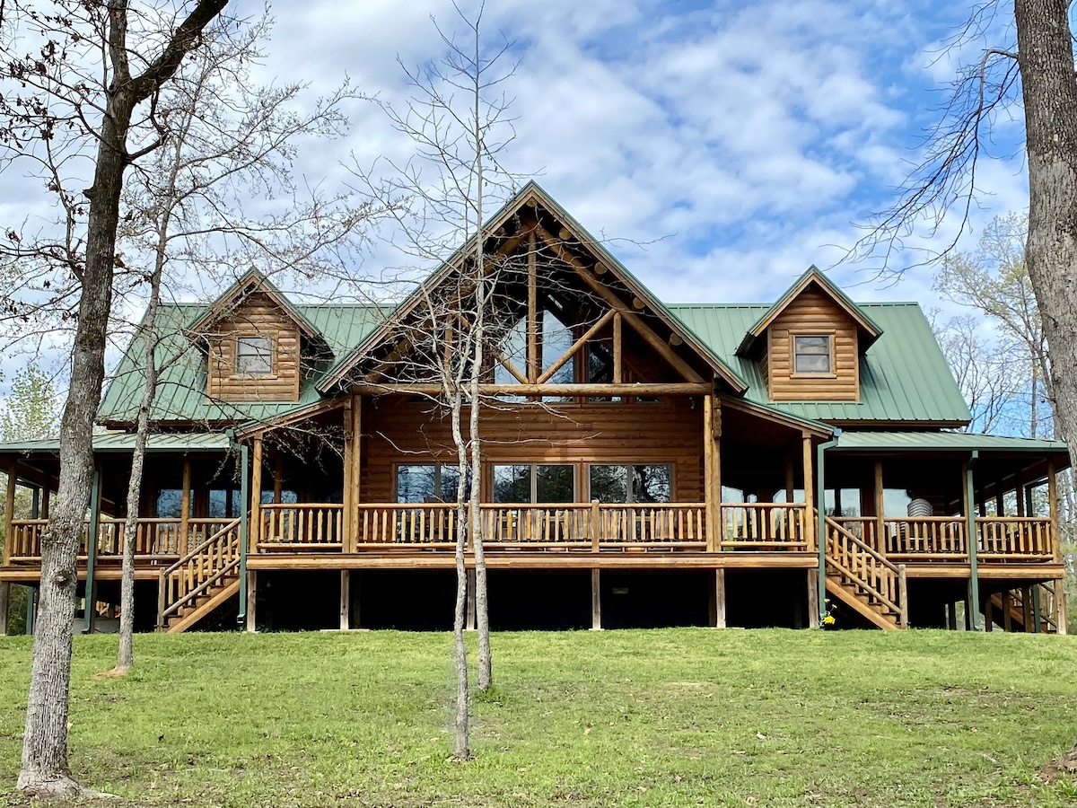 Falcon Point, a Log Home in the Woods Cabins for Rent in Montalba