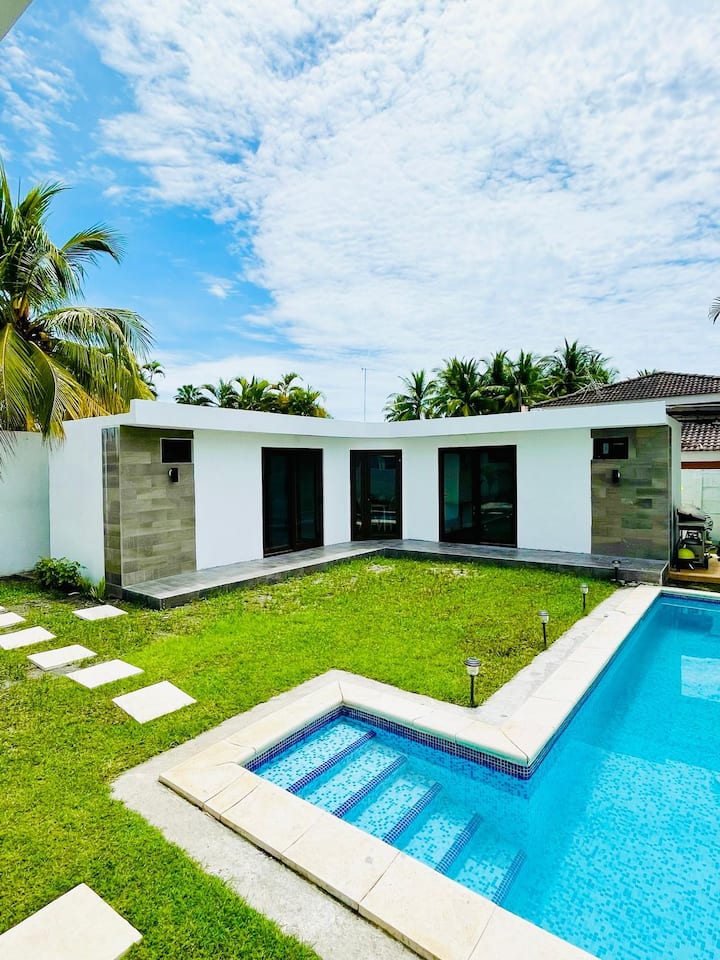 Apartment with pool and private beach access Holiday homes for Rent