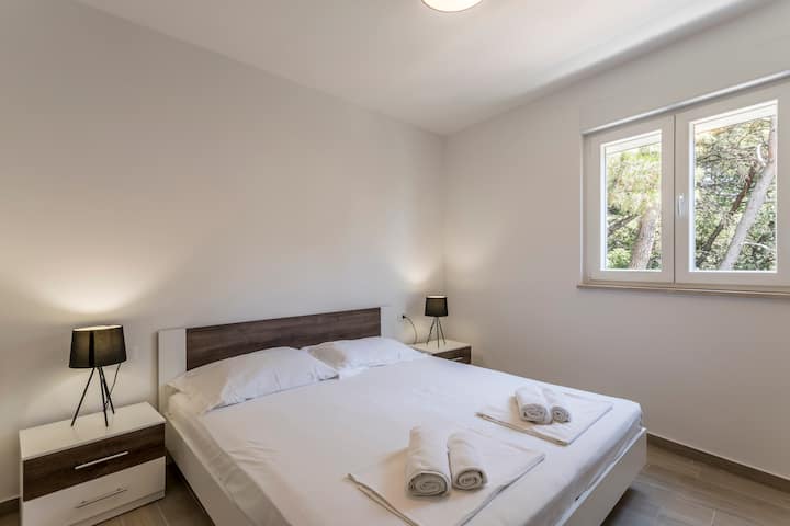 Dormitorio principal con baño privado y armario grande.