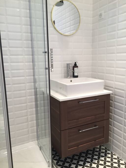 Salle de bain avec douche, WC et sèche-serviette.