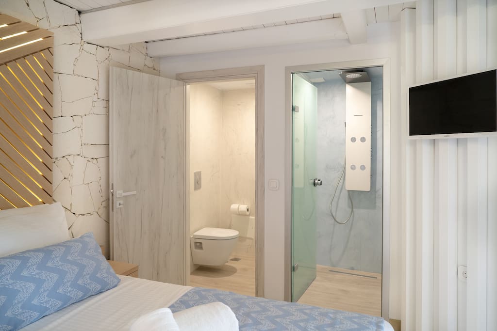 Seperate toilette and shower