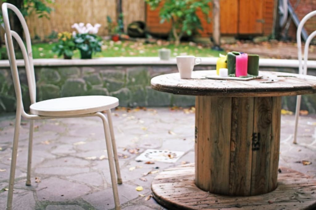 GARDEN TABLE