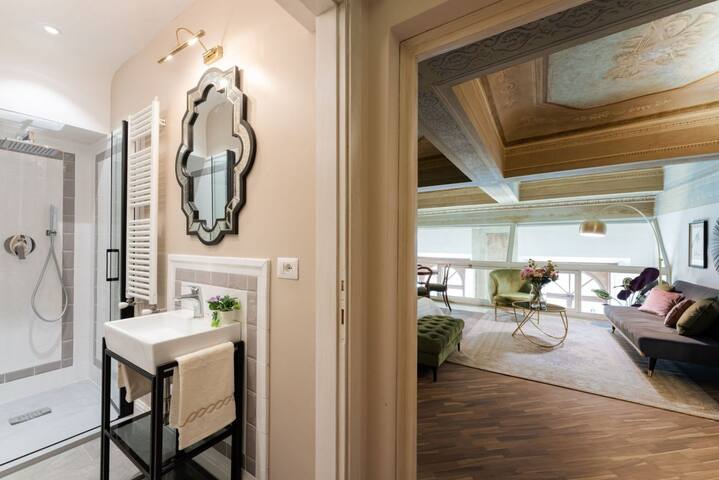 Piazza San Lorenzo -Luxurious 3 bedroom gallery image 5