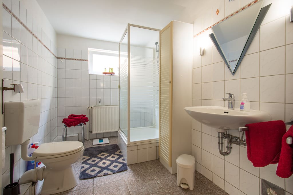 Badezimmer mit Dusche