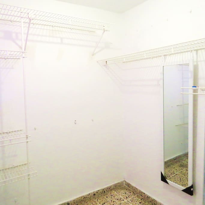 Guardaropa dentro de la habitación.