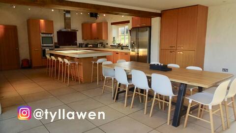 Tŷ Llawen - Joyful House