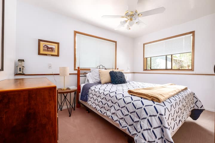 Dhomë gjumi dopio "queen" në katin e poshtë