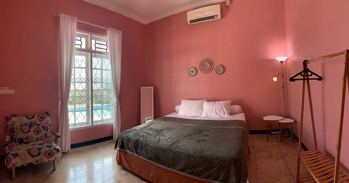 Habitación 2 con vistas a la piscina y sofá cama para 1 persona, primer piso