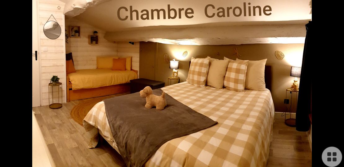 Спалня Каролайн 
1 легло 160
1 разтегателно легло за 1 или 2 души
дрехи за съхранение на скрин 
 
достъп до Wi - Fi 
чрез стълбище 