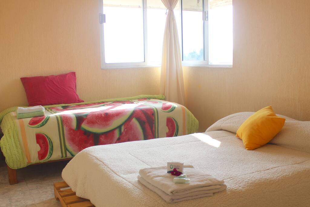 1 cama individual y 1 matrimonial. Habitación privada con capacidad para 3 personas.