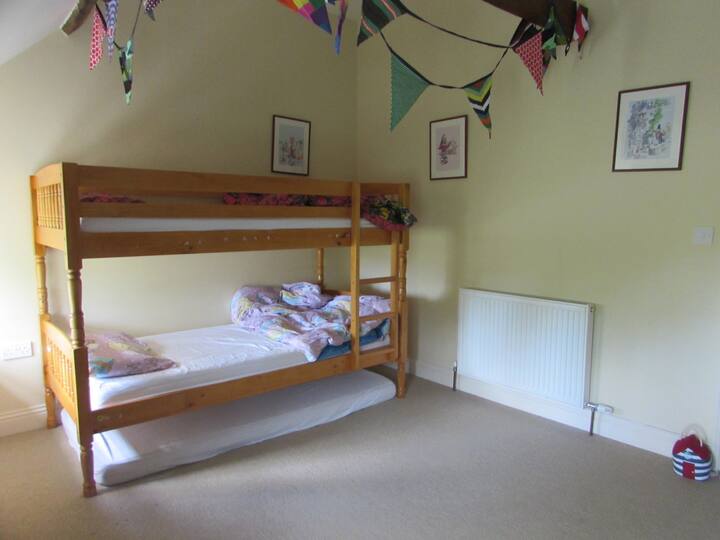 Spálňa 3, poschodové postele so zábavnými obliečkami na paplóny pre mladších hostí. Aktualizovaná fotka na sledovanie novej dvojlôžkovej rozkladacej pohovky v tejto izbe. Spoločná rodinná kúpeľňa.