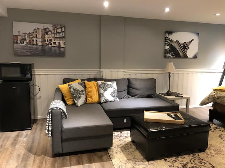 Разтегателен диван, който може да бъде изваден за още едно двойно легло.
Допълнителни възглавници и спално бельо, намерени в салона за съхранение. 