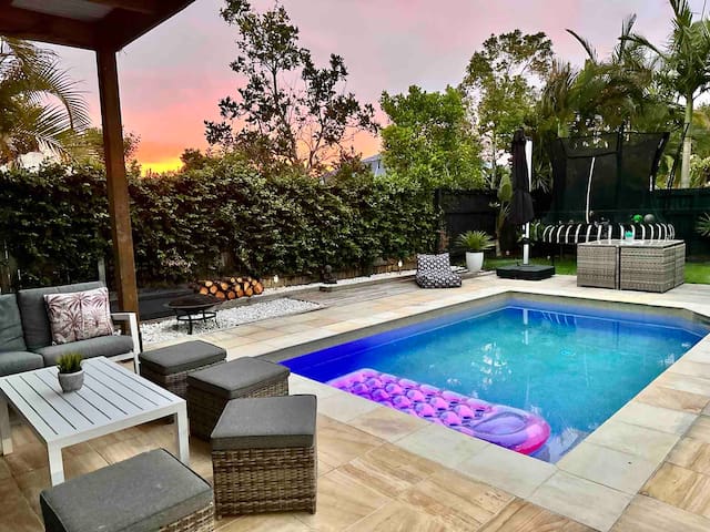 Light & bright 4 bedroom home with pool