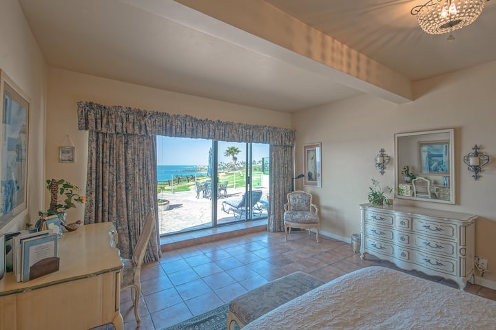 Chambre principale avec superbe vue sur l'océan.
