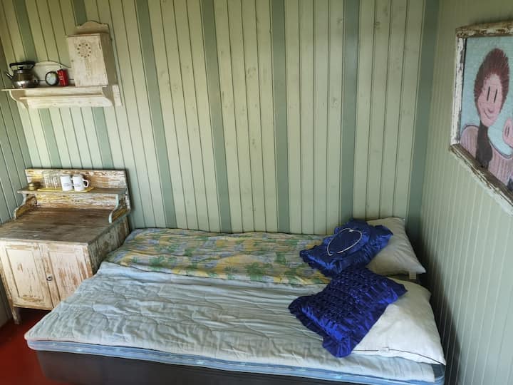 Sofá espaciable como cama en la cabaña. 120 cm de ancho.
El sofá se extendió a la cama. 120 cm de ancho.