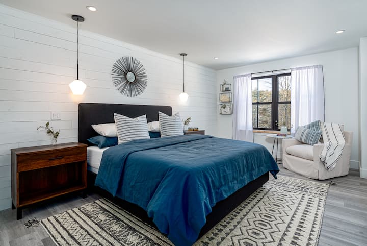 主卧配备加州特大床。