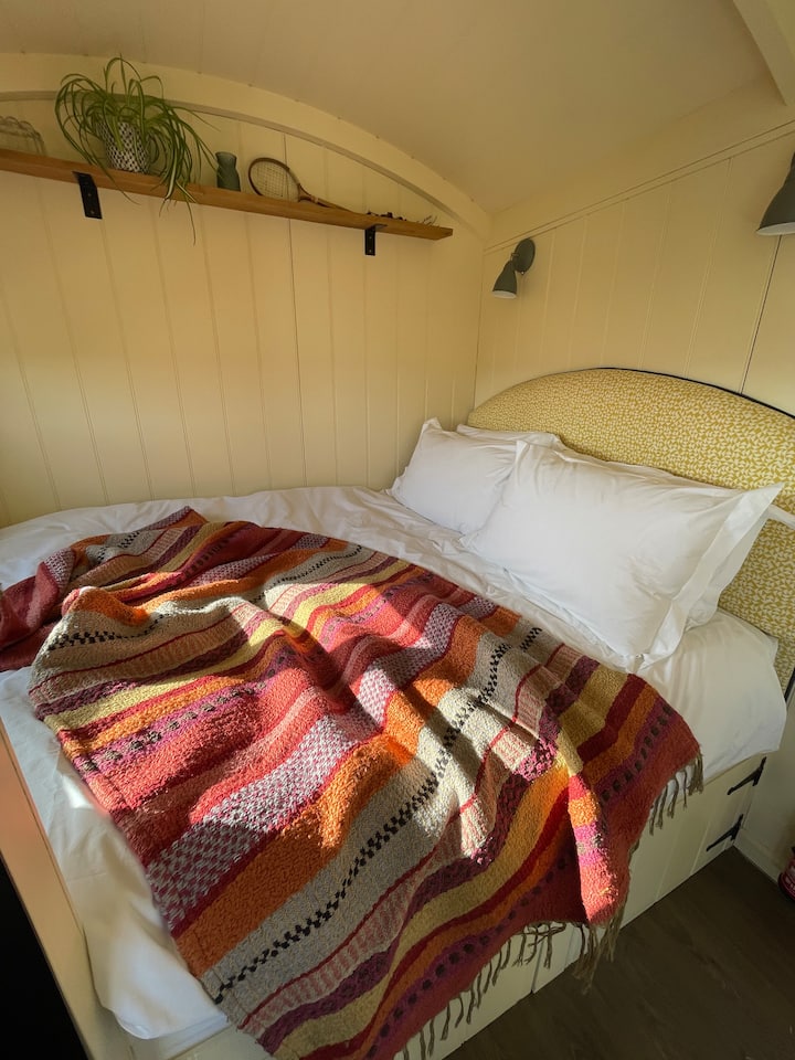 Celestial Cotsworld Shepherds Hut photo 5